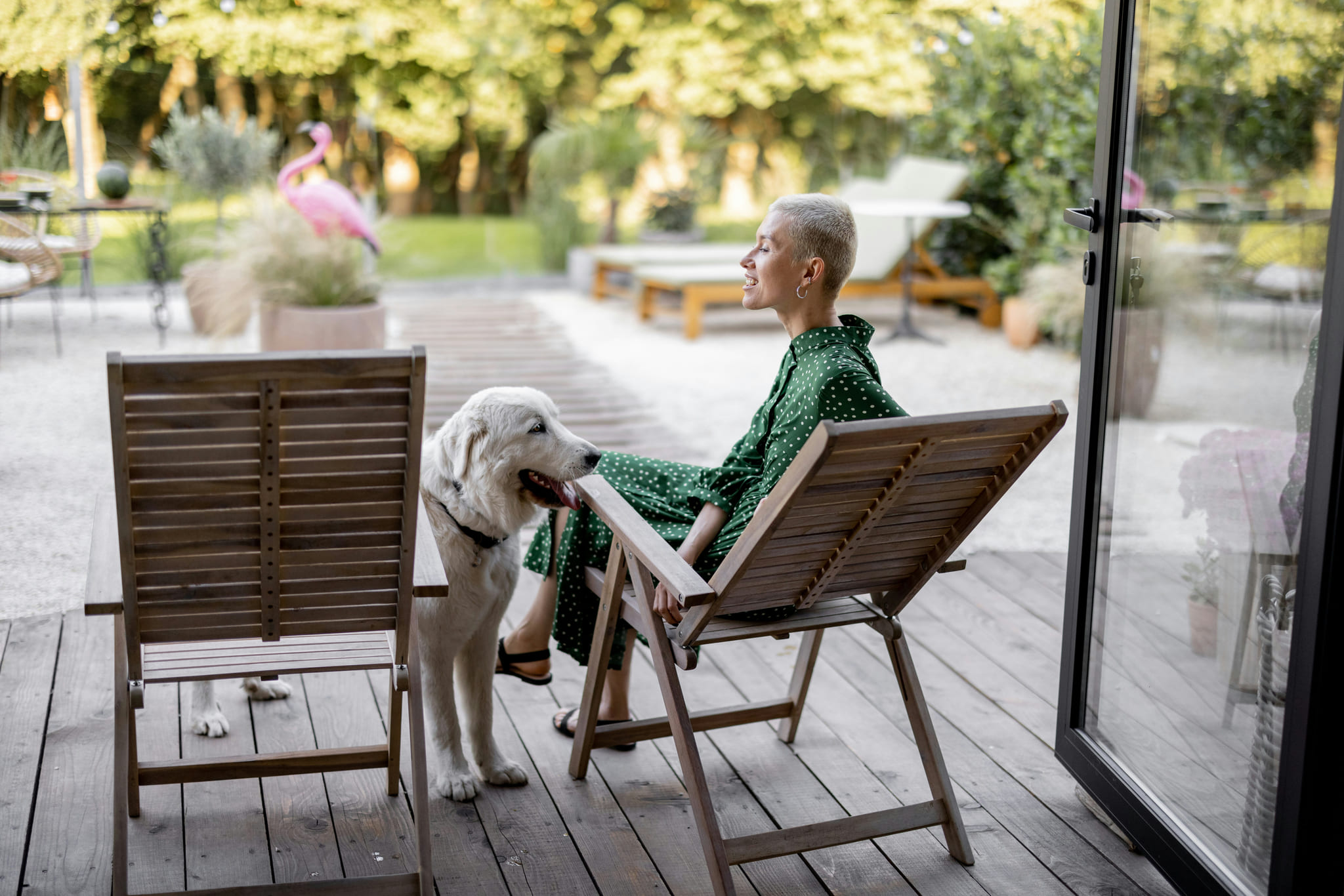 femme sur terrasse avec chien