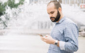 homme avec son smartphone dans la rue