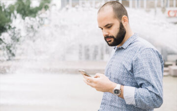 homme avec son smartphone dans la rue
